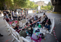 Reventa de entradas, lentejuelas y botas `cowboy` en la cola para ver a Taylor Swift: "Es un icono feminista"
