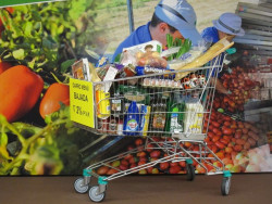 Revilla dice que "no se puede enga&ntilde;ar a la gente" con el tope al precio de los alimentos