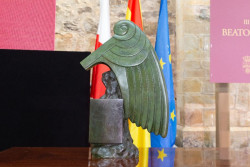 Revilla  entregar&aacute; el martes los Premios Beato de Li&eacute;bana, uno a Serrat 