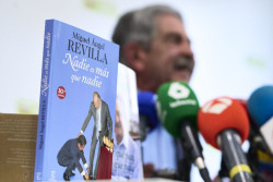  Revilla pasa la víspera al acto de conciliación con su abogado y el Rey navegando en Sanxenxo a bordo del Bribón.