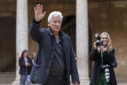 Richard Gere advierte desde la Alhambra sobre el "matrimonio oscuro" de poder y dinero en EEUU