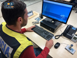 Roba una tarjeta bancaria y el permiso de conducir a una mujer y los utiliza de forma fraudulenta