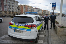 Roban una caja con siete pollos de una furgoneta de reparto y huyen a la carrera