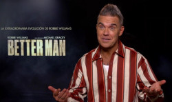 Robbie Williams lleva su vida al cine en `Better Man`: "He aprendido m&aacute;s de las drogas que en el colegio"