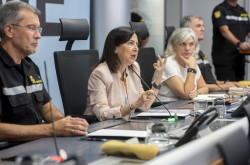 Robles sostiene que solo la UME puede atacar el fuego y acusa al PP de "demagogia" por pedir m&aacute;s medios militares