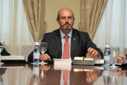 Roll&aacute;n cree que Aragon&eacute;s acude al Senado para "vender su libro, pero no est&aacute; dispuesto a escuchar a la mayor&iacute;a"