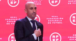 Rubiales pide perd&oacute;n con humildad y el TAD considera solo falta grave el "beso"