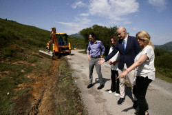 Rural mejora cinco caminos rurales de Los Corrales de Buelna