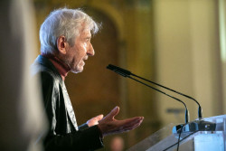 Sacristán ayuda a Machado a entrar en la RAE: "Es el poeta más celebrado en los últimos 70 años, también el más querido"
