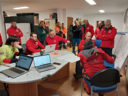 Salen de la cueva de Arredondo en buen estado los cuatro espele&oacute;logos atrapados