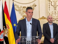 S&aacute;nchez anuncia la instalaci&oacute;n de boyas en el espig&oacute;n pero antes tendr&aacute; que pedir permiso al rey Mohamed