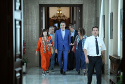 S&aacute;nchez anuncia que el Consejo de Ministros aprobar&aacute; ma&ntilde;ana la censura a algunos medios no afines 