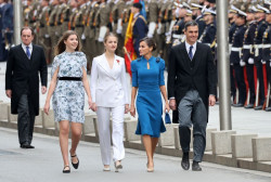 S&aacute;nchez asegura a la Princesa Leonor "la lealtad" del Gobierno, con ministros comunistas que piden la rep&uacute;blica