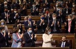 S&aacute;nchez contesta a Casado que no va a adelantar las generales en medio de la crisis, que recibe una ovaci&oacute;n