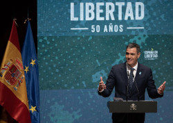 S&aacute;nchez critica a quien busca que se olvide el franquismo y avisa: la p&eacute;rdida de libertades puede "volver a ocurrir"