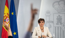S&aacute;nchez de momento se mantiene y no da las cabezas de Robles y la directora del CNI , seg&uacute;n la portavoz del Gobierno