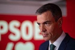 S&aacute;nchez env&iacute;a una carta a la militancia en la que denuncia una operaci&oacute;n de "demolici&oacute;n moral" y asegura que seguir&aacute;