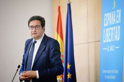 Sanchez euf&oacute;rico con el pl&aacute;cet de la amnist&iacute;a por su amigo el presidente  Pompidu 