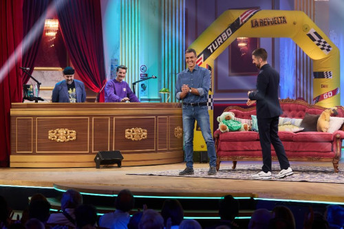 S&aacute;nchez hace campa&ntilde;a desde el programa de la Revuelta y bromean con cargarse al Rey