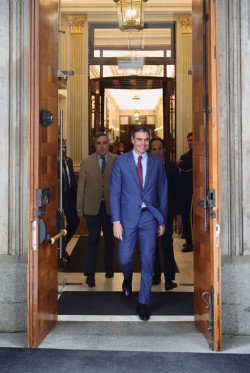 S&aacute;nchez llama tontos a toda Espa&ntilde;a y dice Urbi et Orbe  que el cese de la jefa del CNI no ha sido para entreg&aacute;rselo a los independentistas y comunistas 