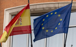 S&aacute;nchez llega hacer el rid&iacute;culo y el pino para convencer a la UE para oficializar el catal&aacute;n, por temor a que Puigdemont le desahucie de la Moncloa si no lo consigue