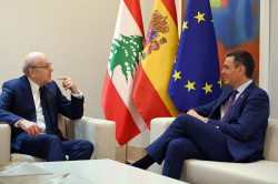 S&aacute;nchez, que no pinta nada en el plano internacional, promete al primer ministro liban&eacute;s apoyo para la reconstrucci&oacute;n y reivindica una Siria pac&iacute;fica y estable