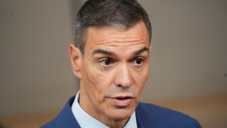 S&aacute;nchez se arrodilla ante Puigdemont para cumplir sus acuerdos y recuerda que algunos no dependen solo del Gobierno
