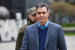 S&aacute;nchez se va a Varsovia huyendo de la sentencia de Gri&ntilde;&aacute;n y de la ca&iacute;da abrupta de su politica
