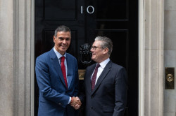 S&aacute;nchez  va al Reino Unido a hacerse una foto con su premier Starmer 