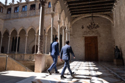 S&aacute;nchez viaja a Barcelona obligado a arrodillarse ante Aragon&egrave;s y confirmar todo lo que haga falta para que Illa sea investido a pesar de Puigdemont.