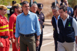 S&aacute;nchez y Moreno saludan juntos en el puesto de mando avanzado del incendio a efectivos desplegados