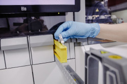 Sanidad remite al Centro Nacional de Microbiolog&iacute;a la PCR de la mujer que comparti&oacute; vuelo con una fallecida