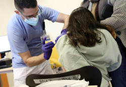  Sanidad y CCAA acuerdan dar dosis de refuerzo de la vacuna a todos los adultos