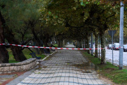 Santander cierra sus parques por el viento y mantiene el dispositivo de alerta por oleaje