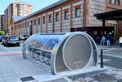 Santander inicia la instalación de los 11 nuevos aparcabicis cubiertos y videovigilados