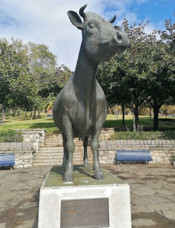 Santander restaura el monumento de La Vaca y la Portada de Cazoña