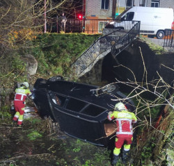Se cae un veh&iacute;culo en altura tras salirse de la v&iacute;a en Campoo de Suso y otro vuelca en Cabez&oacute;n de Li&eacute;bana