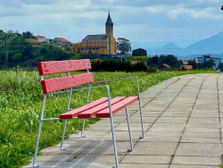 Se completa la instalación de los 30 bancos donados por el Santander fabricados con tarjetas recicladas
