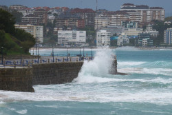 Se eleva a rojo el aviso en Cantabria por fen&oacute;menos costeros, con olas de hasta once metros