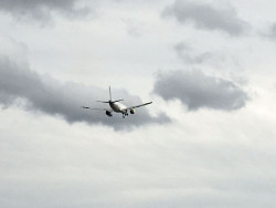 Se elevan a 14 los vuelos afectados por el fuerte viento en Bilbao, que ha obligado a desv&iacute;os y cancelaciones
