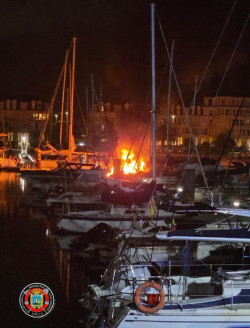  Se incendia un barco en el Puerto Deportivo de Marina del Cant&aacute;brico