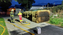 Se incendia una nave ganadera en Soba y los due&ntilde;os sofocan el fuego y sacan las pacas afectadas