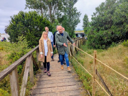 Se inician las obras de sustitución de la pasarela de madera en El Puntal de Laredo