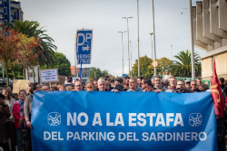 Se manifiestan contra la "estafa" del aparcamiento de El Sardinero de la alcaldesa Gema Igual
