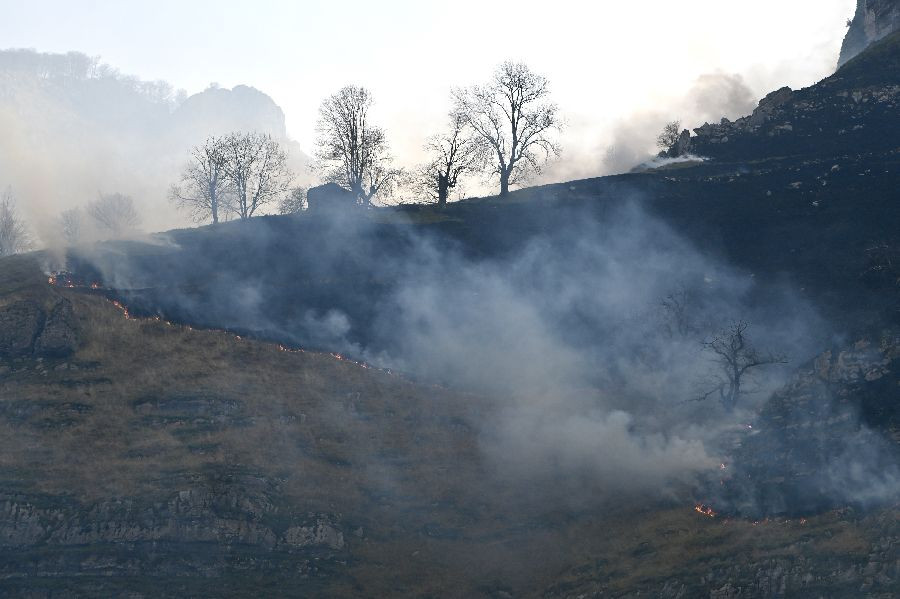  Se mantienen 35 incendios forestales provocados en Cantabria, 21 de ellos activos