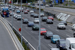 Se mantienen los cortes intermitentes en accesos a Madrid por autov&iacute;a excepto al transporte p&uacute;blico