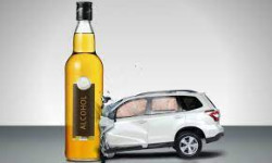 Se sale de la v&iacute;a, choca contra un coche aparcado, se da a la fuga y triplica la tasa de alcohol