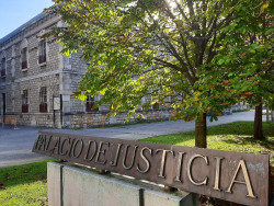 Seis años de cárcel para un atracador por robar en bancos de Santander con una pistola de juguete