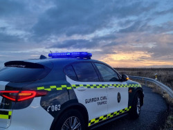 Seis fallecidos, dos guardias civiles, tras saltarse un cami&oacute;n un control en la AP-4 en Los Palacios