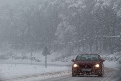 Seis provincias del norte, en aviso ma&ntilde;ana por nevadas, y otras seis por oleaje